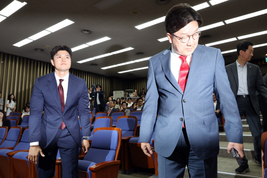 김용태 국민의힘 비상대책위원장과 권성동 원내대표가 지난 9일 국회에서 열린 의원총회에서 악수한 뒤 각자의 자리로 향하고 있다. [연합뉴스]